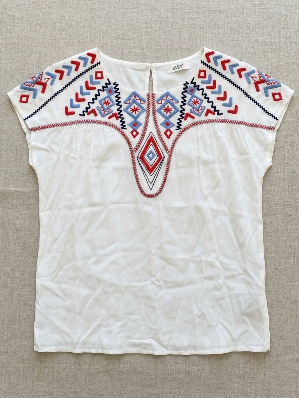 CiCi Boho Embroidered Yoke Top White Cap Sleeve Geometric Tribal Print Medium